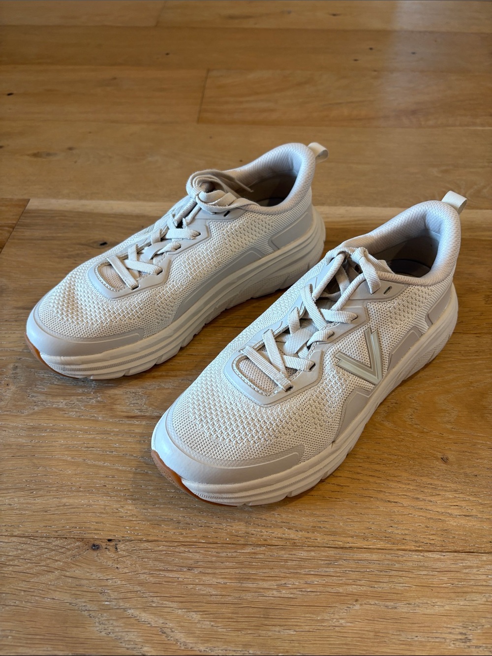 Vionic Cream Walk Max shoes 9.5 wide